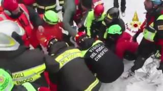 hotel-sommerso-dalla-neve-pompieri-salvano-un-bambino