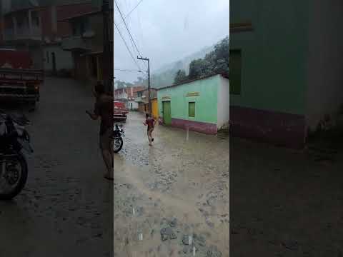 Continua CHOVENDO.  Serra de Uruburetama Ceará.