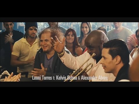 Leoni Torres Ft Kelvis Ochoa & Alexander Abreu - Es Tu Mirada (Oficial Clip)