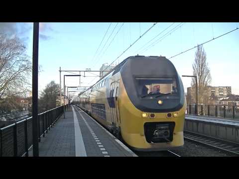 Virm 8746 en 9549 vertrekken van station Heemstede-Aerdenhout