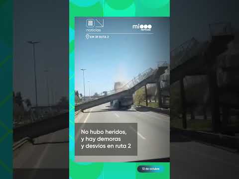 El momento del derrumbe de un puente peatonal en Ruta 2 por culpa de un camión