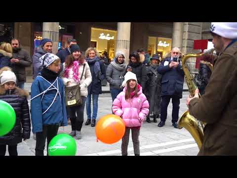 "MI GENTE" Street Saxophone Performance