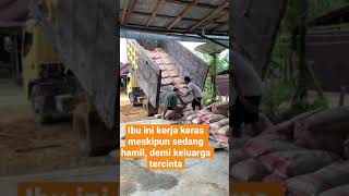 Download lagu Ibu hamil bekerja angkat semen demi keluarga😇 mp3