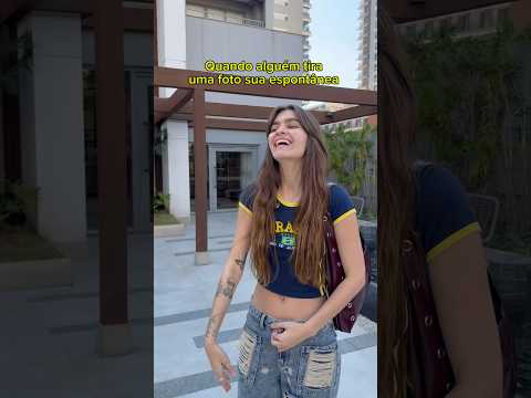 Quando alguém tira uma foto sua espontânea: