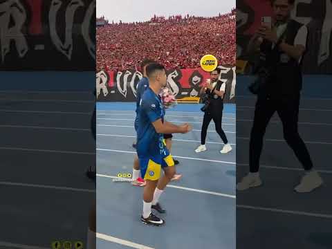 الحتيمي والفاتيحي يقدمان باقة ورد لجماهير الوداد قبل مباراة الزمامرة