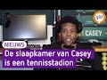 De slaapkamer van Casey is omgetoverd tot tennisstadion