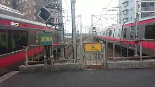 塩見駅京葉線233系到着と発車