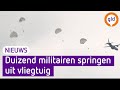 Militairen oefenen parachutesprongen voor Airborneherdenking
