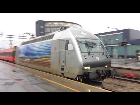 NSB El 18 2262 Stopping at Jåttåvågen