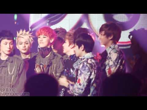 FANCAM 120504 EXO K - Ending Music Bank (Baek fanboying + Suho good manner)