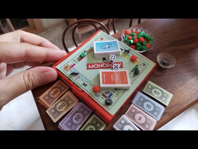 Vídeo relacionado con Worlds Smallest Super Impulse 361224 Worlds Smallest Monopoly - Juego de Mesa del Mundo (Mini a Partir de 8 años)