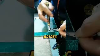 Download lagu Cara Potong Kaca Tebal Biar Hasilnya  SEMPURNA❗🤭 #videolucu #komedi #lucu mp3