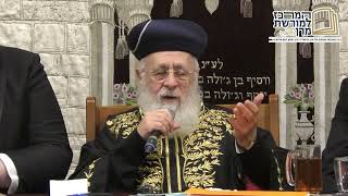 "הגיע הזמן שהאשכנזים ילמדו מהספרדים ללמוד הלכה מהמקורות כמו שצריך!" מרן הרב יצחק יוסף בבית בוכריס (מורשת מרן) - התמונה מוצגת ישירות מתוך אתר האינטרנט יוטיוב. זכויות היוצרים בתמונה שייכות ליוצרה. קישור קרדיט למקור התוכן נמצא בתוך דף הסרטון