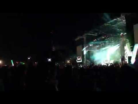 Calvin Harris - Mixing "I Love It" by Icona Pop (live clip Voodoo Fest 2013)