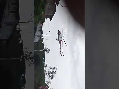 helicópteros cargando partes del helicóptero que se accidentó en Anori Antioquia