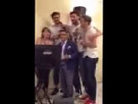 Montoro canta e balla con Infante