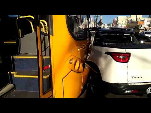 Acidente entre carro e ônibus em Chapecó