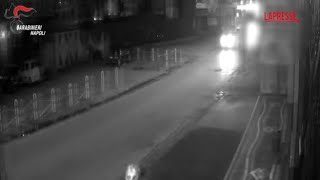 Napoli, estorsioni a imprenditori e commercianti: il video degli spari sulla serranda di un negozio