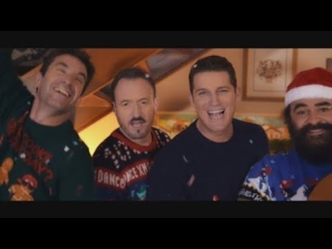 Manu Tenorio canta "Alegría, alegría" rodeado de amigos