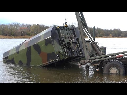 Aufnahme einer Faltschwimmbrücke der 5./DEU/GBR PiBrBtl 130