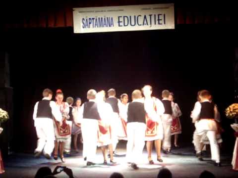 Ansamblul de Dansuri Populare ,,Maruntica`` de la Scoala Generala ,,Avram Iancu`` Arad