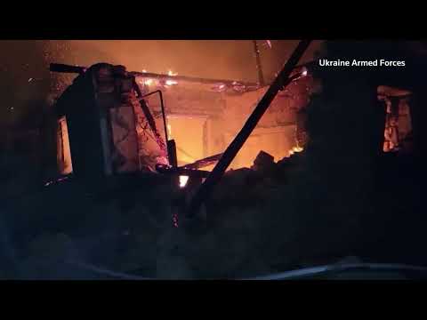 Pompierii ucraineni se luptă cu mai multe incendii după lovitura cu rachete rusești de la Odesa