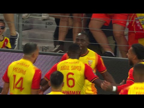 Deiver Machado fait exploser Bollaert sur cette superbe demi-volée !
