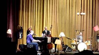 Hugh Laurie in Lisbon - Swanee River (live)