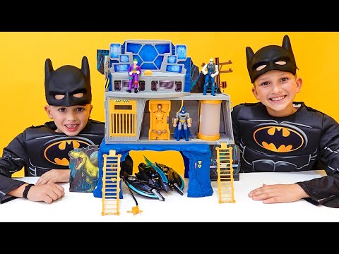 Vlad e Niki fingem ser o Batman e brincam com Brinquedos do Batman