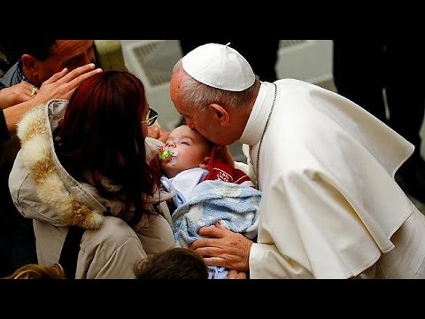 البابا فرنسيس يدعو الإيطاليين منكوبي الزلازل الى إعادة بناء القلوب كما المنازل