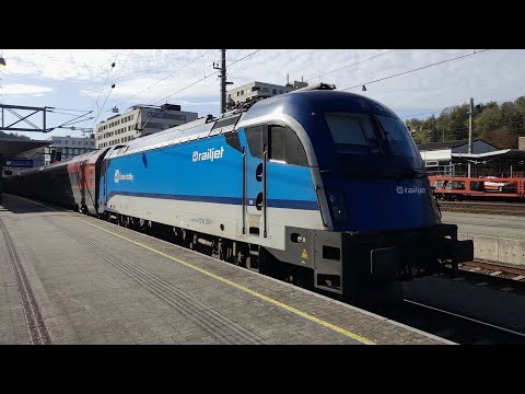 ÖBB CD 1216 250 mit dem Railjet Express 660 nach Bregenz bei der Ausfahrt am Bahnhof Feldkirch.