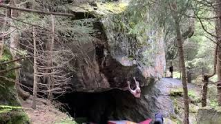 Video thumbnail of Off the system, 8a. Fionnay