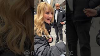 A fan making Melissa Rauch, Bernadette from The Big Bang Theory, switching from black to blue 🖌️