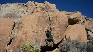 Video thumbnail of Bardini Crack Sit, V4. Joshua Tree