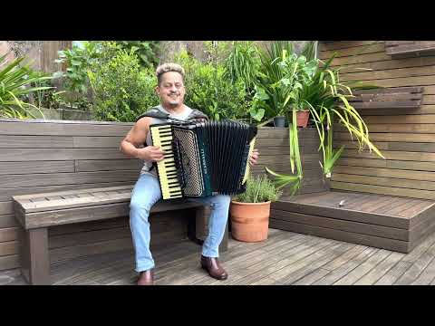 Mestre Jovenil Santos tocando uma relíquia sertaneja