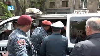 Դրան էլ կոխեք մեջը, հլը հանգիստ. կարմիր բերետավորները բերման են ենթարկում խաղաղ ցուցարարներին