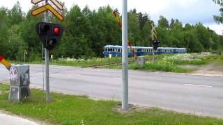 preview picture of video 'Dm7 Lättähattu passed Merasin (Km. 0379+0575) level crossing in Jyväskylä, Finland'