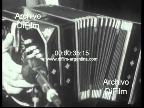 DiFilm - Ernesto Baffa tocando el bandoneon en San Telmo 1976