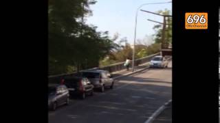 lancio-di-spazzatura-dal-ponte-incivile-beccata-sul-fatto
