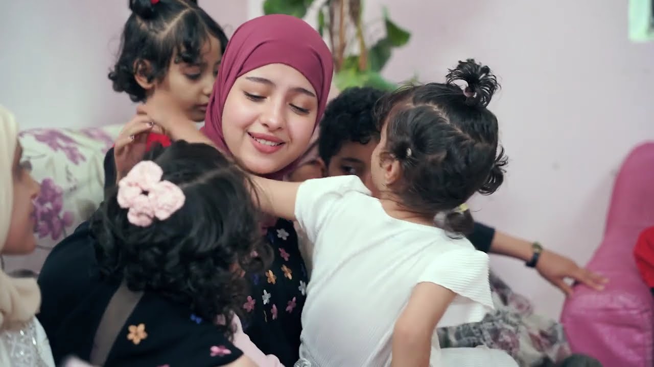 ماريا قحطان تتبرع بقيمة اسطوانات اكسجين اثناء زيارتها لمرضى السرطان بمستشفى