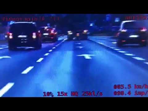 Nieodpowiedzialna jazda motocyklem w centrum miasta