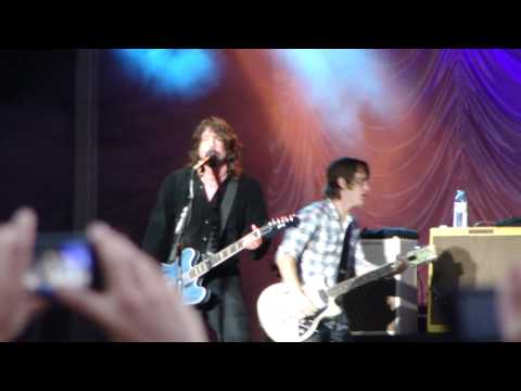 Foo Fighters feat. Roger Taylor - Cold Day in the Sun (live at Milton Keynes Bowl, 2011)