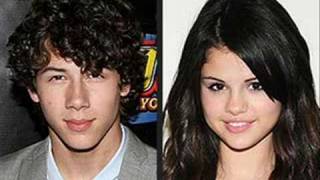 selena gomez nd nick jonas accidently tell about them kising