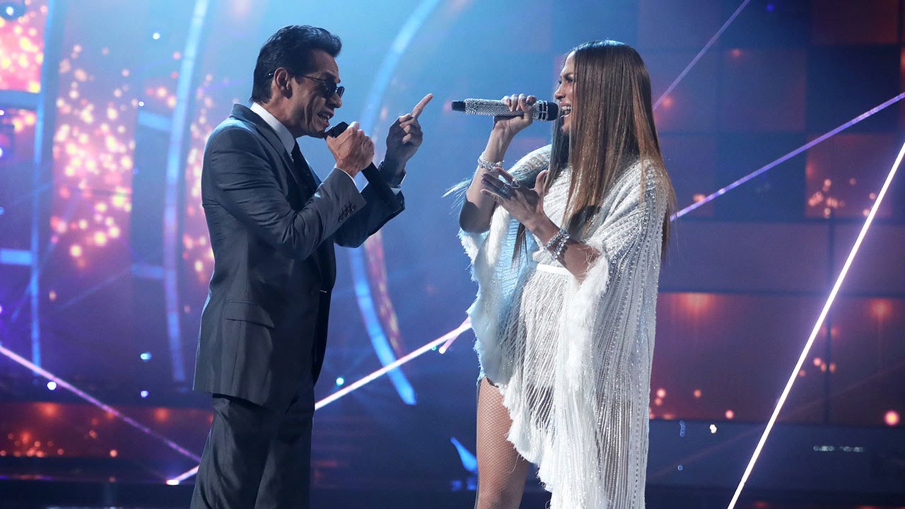 Watch Jennifer Lopez and Marc Anthony Share a Kiss on Stage at Latin GRAMMYs! thumnail