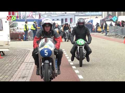 demoraces door Stichting Rijdend Motorsport Museum tijdens Paasmarkt - RTV GO! Omroep Gemeente Oldambt