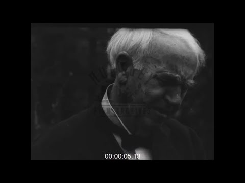 Thomas Edison sitting with Journalists, 1930s - Film 1011092