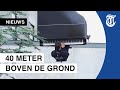Pianist geeft bizar optreden aan hijskraan
