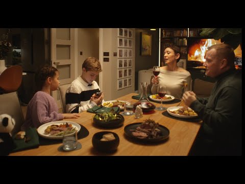 Family Dinner / POINT DE M.I.R