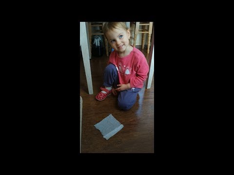 Ева помогает маме убирать в доме / Eva helps mom clean the house