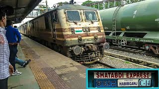 preview picture of video 'Soon to be replaced by new Train 18 - The King Of Indian Railways! Shatabdi express skipping Vidisha'